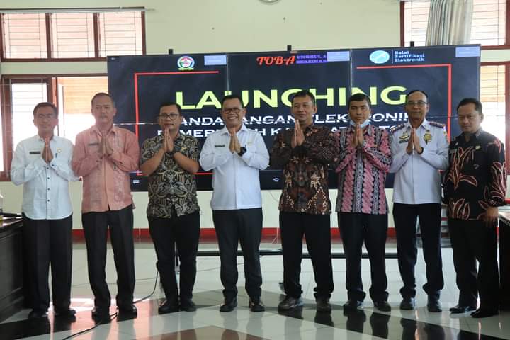 BUPATI TOBA LAUNCHING TANDA TANGAN ELEKTRONIK.