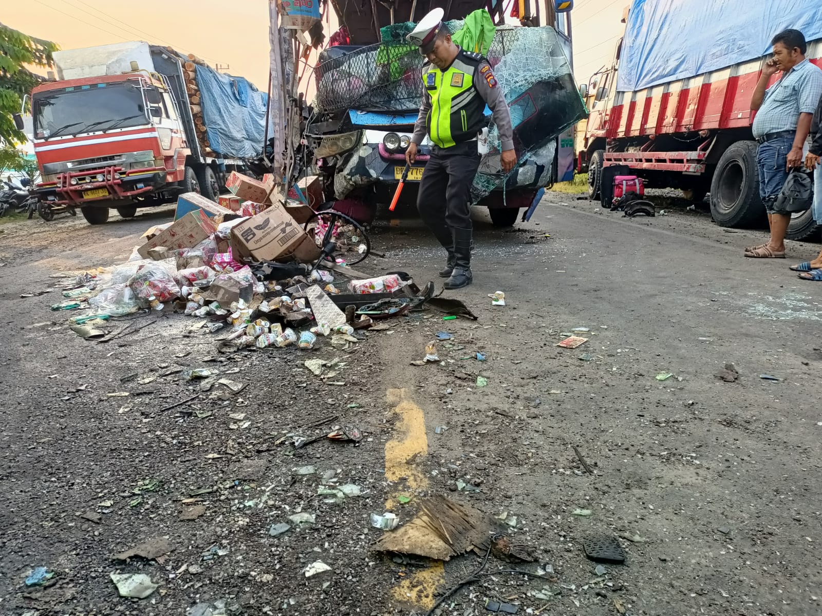 Satlantas Polres Asahan Tangani Peristiwa Kecelakaan Bus PMH Vs Truk di Jalinsum Asahan