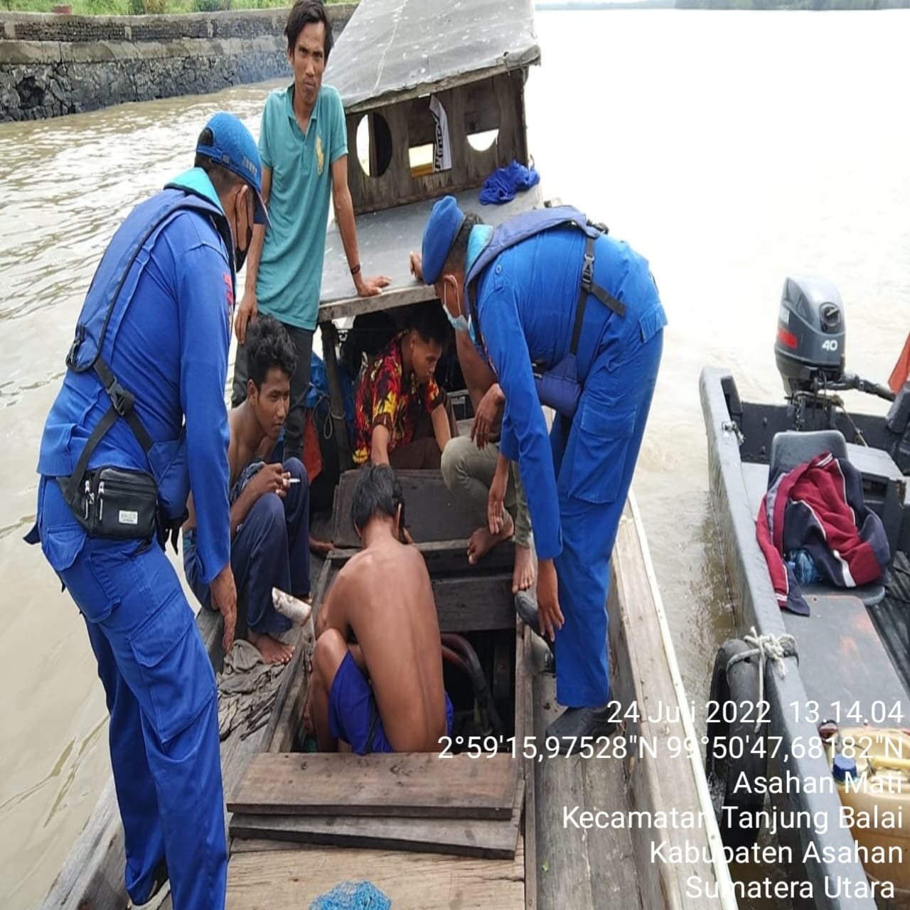 Patroli Rutin Personil Satpolair Polres Tanjung Balai Periksa Kapal Tanpa Nama