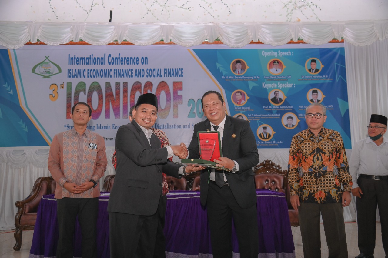 Seminar ICONICSOF, Walikota Irsan Efendi Nasution : Kondisi Ekonomi Kita tidak sedang baik - baik Saja