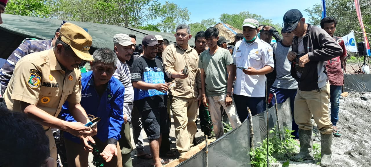 Pemkab Sergai Bersama Lantamal Belawan Bersinergi Hadapi Perubahan Iklim Lewat Penanaman Mangrove
