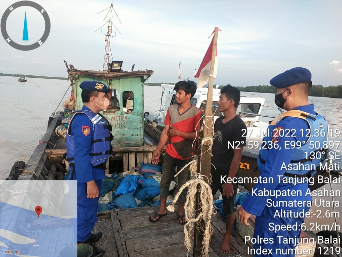 Patroli Rutin Perairan, Personil Satpolair Polres Tanjungbalai Hentikan Kapal KM. Mitra Fasifik