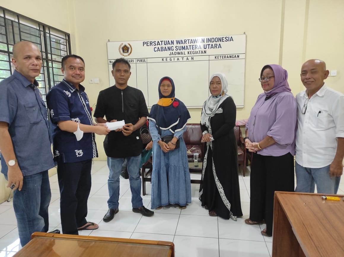 Ketua PWI Sumut H Farianda Putra Sinik Serahkan Santunan kepada Ahli Waris Keluarga Anggota PWI yang Meninggal