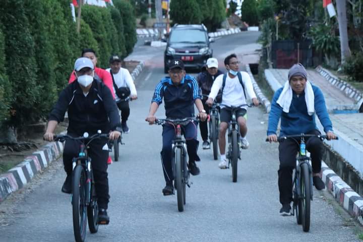 Bupati Toba Menggowes Sembari Ajak Warga Menjaga Kebersihan Kota Balige