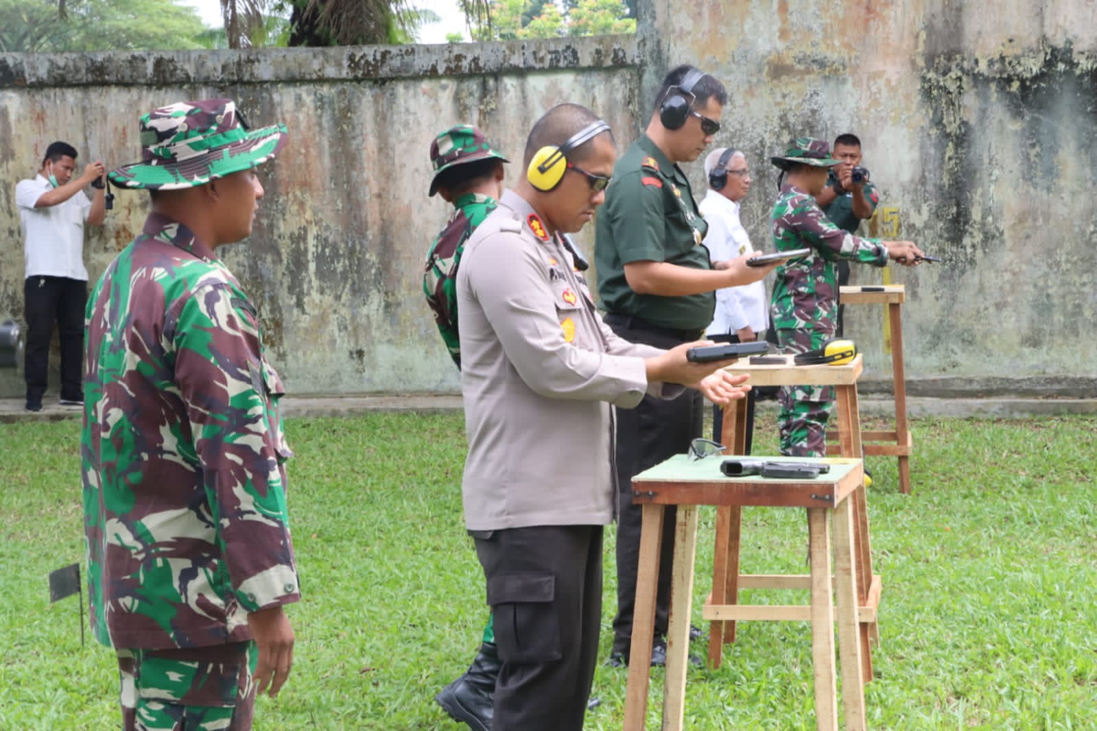 Jalin Silaturahmi, Kapolres Asahan Bersama Forkopimda Ikuti Tembak Meriah di Makodim 0208/Asahan