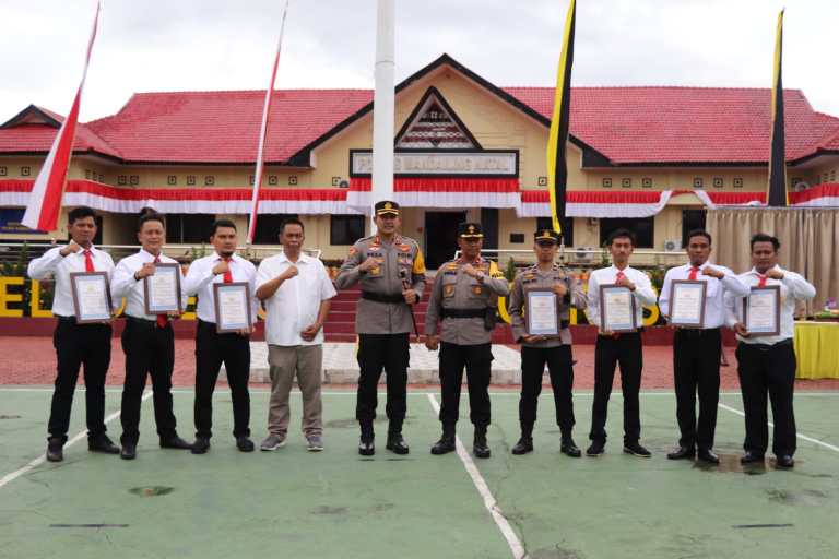Kapolres Madina AKBP H. M. Reza Chairul Beri Reward 12 Personil Sat Reskrim Berprestasi