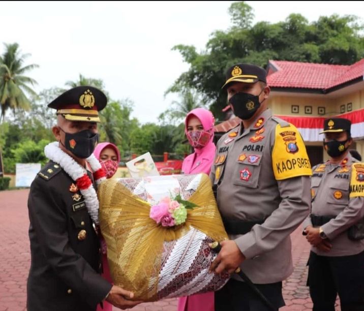 Pimpin Upacara Wisuda Purna Bhakti Kabag Logistik, Kapolres Madina AKBP H. M. Reza Chairul : Jangan Berhenti Menciptakan Manfaat ke Semua Orang