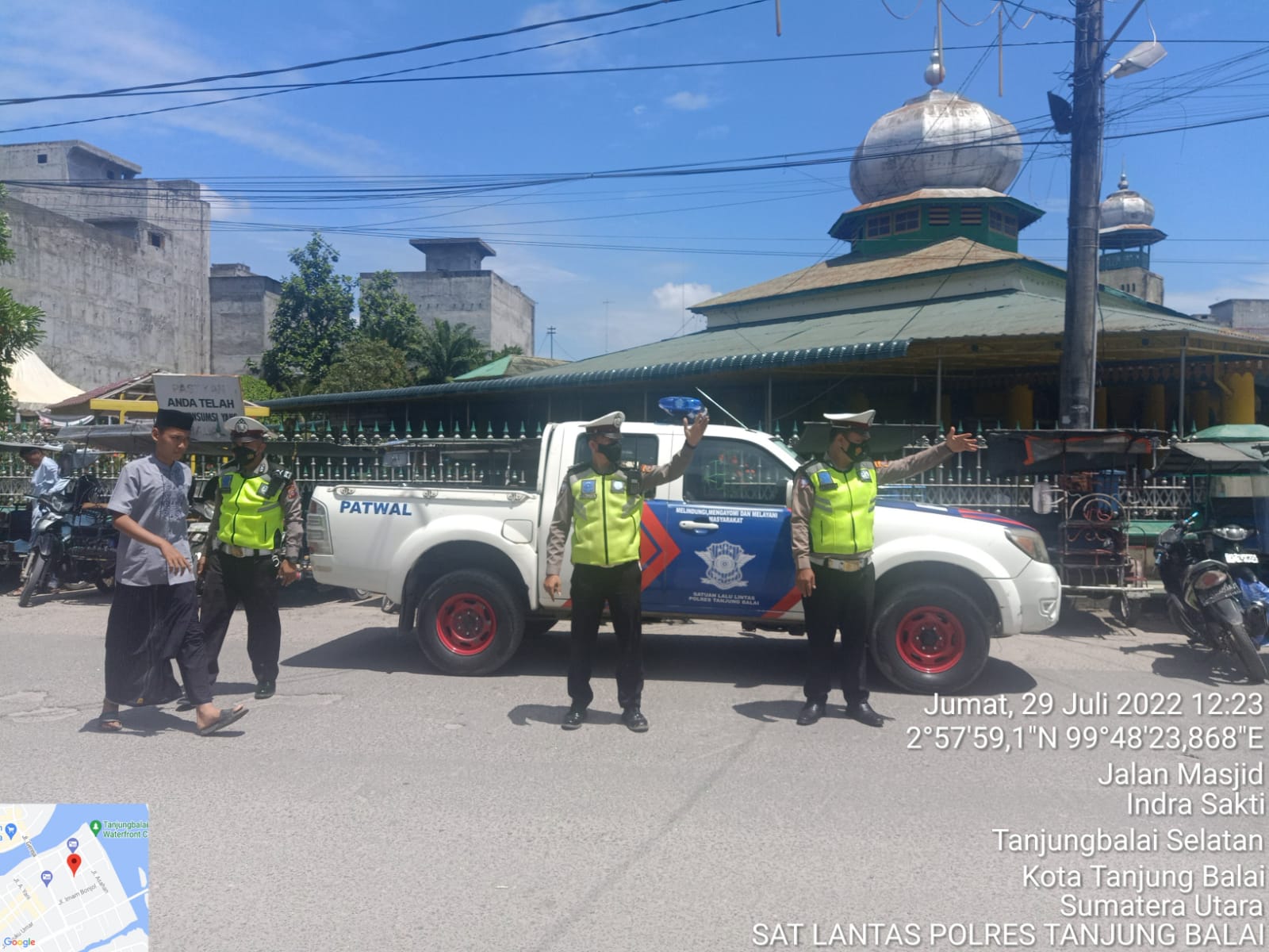 Satlantas Polres Tanjungbalai Melaksanakan Pengamanan dan Pengaturan Lalin saat Umat Muslim Sholat Jumat