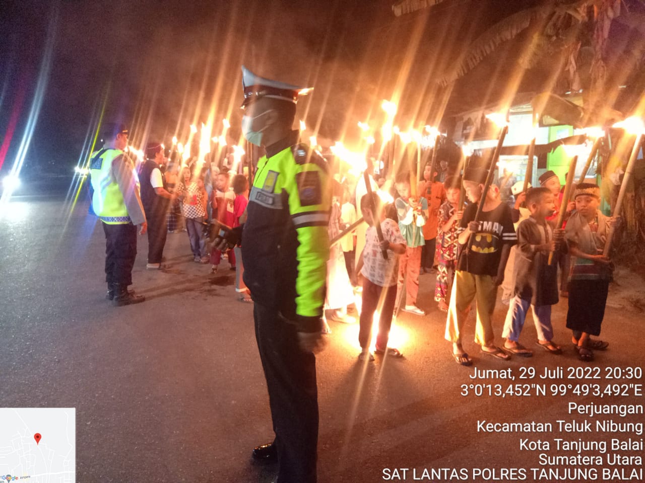 Personil Polres TanjungbaIai Pam Pawai Obor di Masjid Nurul Amin Kecamatan Teluk Nibung