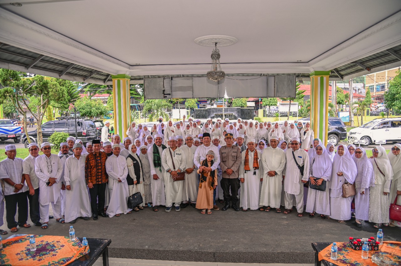 Walikota Irsan melepas keberangkatan Jamaah Haji kloter 09 tahun 2019 wisata religi dan tabligh Akbar Syahrun An Nur Sipirok