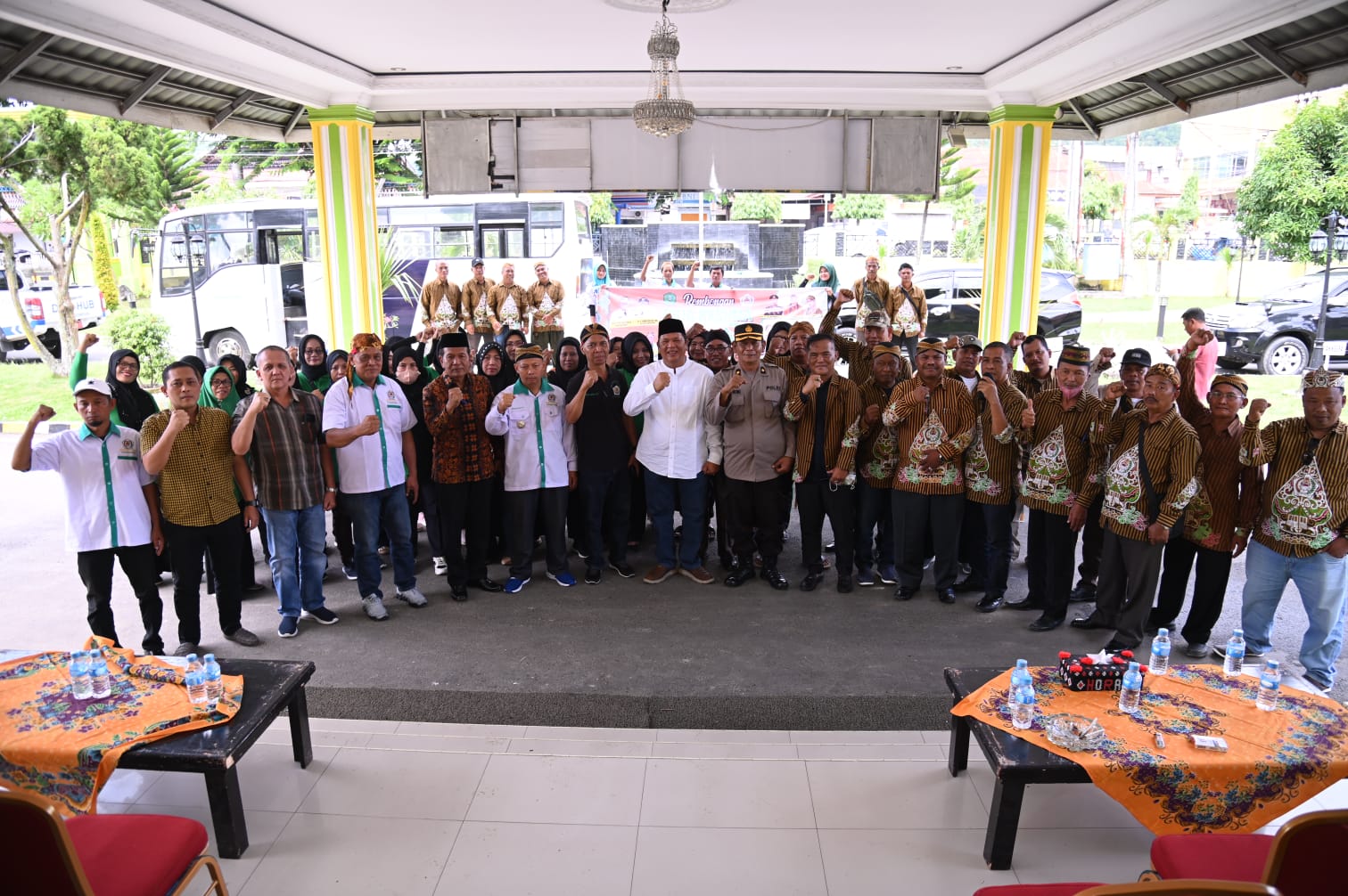 Walikota Padang Sidempuan Irsan Efendi NasutionÂ  melepas rombonganÂ  PujakesumaÂ  mengikutiÂ  HUT di Kota Binjai