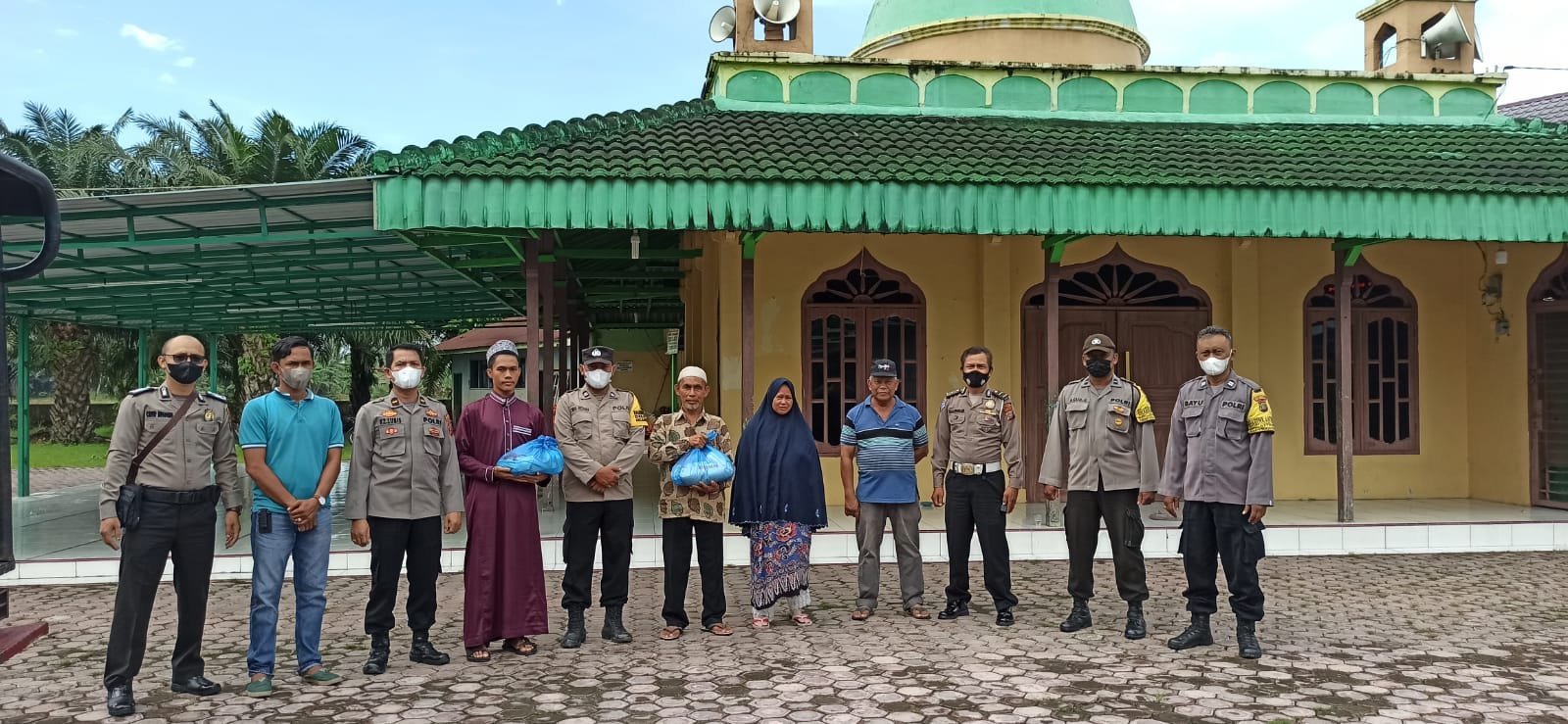 Dalam Rangka Tahun Baru Islam 1444 H, Polsek Batang Kuis Polresta Deli Serdang Bersihkan Mesjid Dan Bagikan Sembako