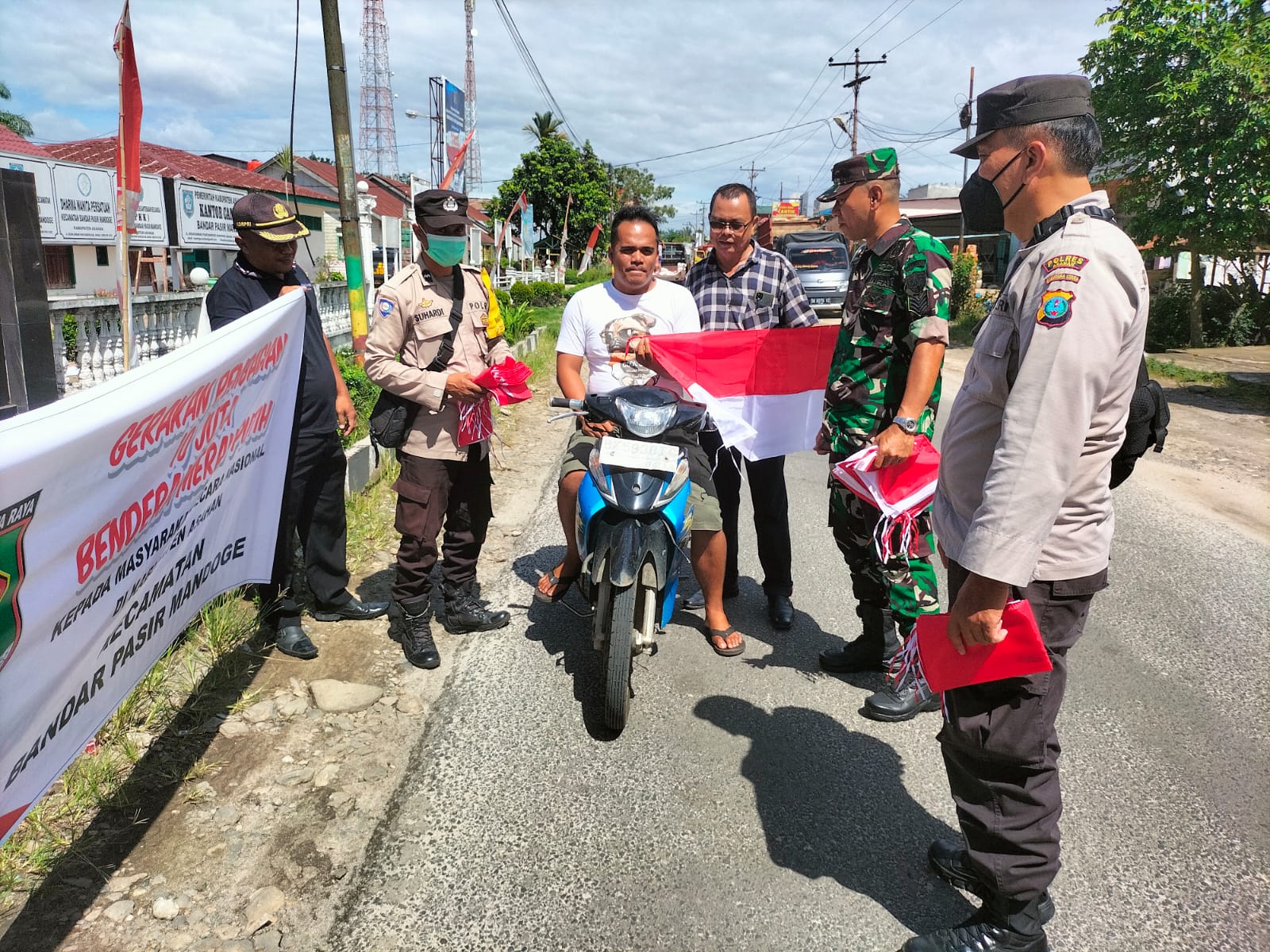 Polsek BP Mandoge Polres Asahan Bersama Forkopimcam Pencanangan Gerakan Pembagian 10 Juta Bendera Merah Putih