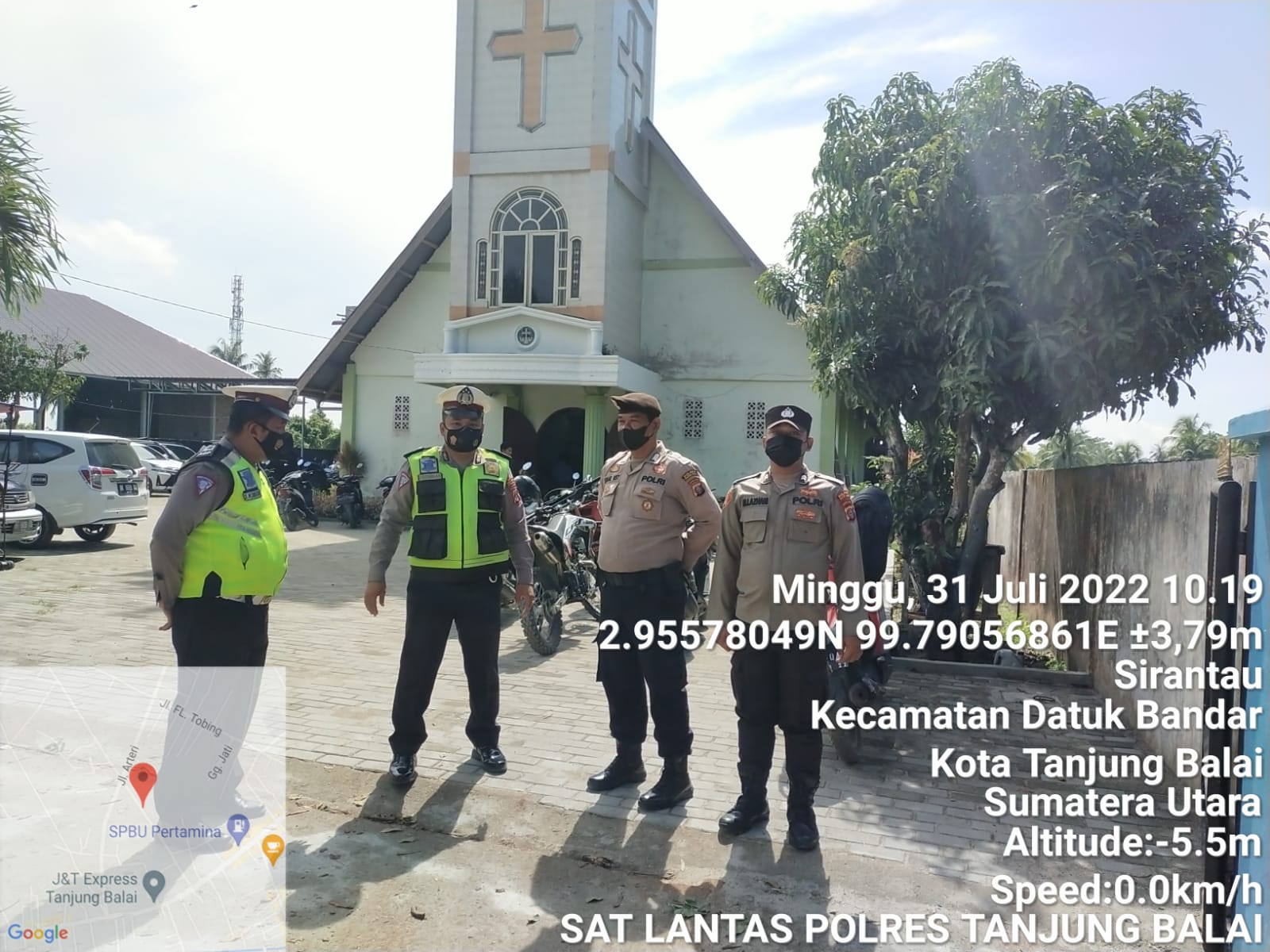 Personil Satlantas Polres Tanjung Balai Melaksanakan Pengamanan Gereja saat Beribadah Minggu