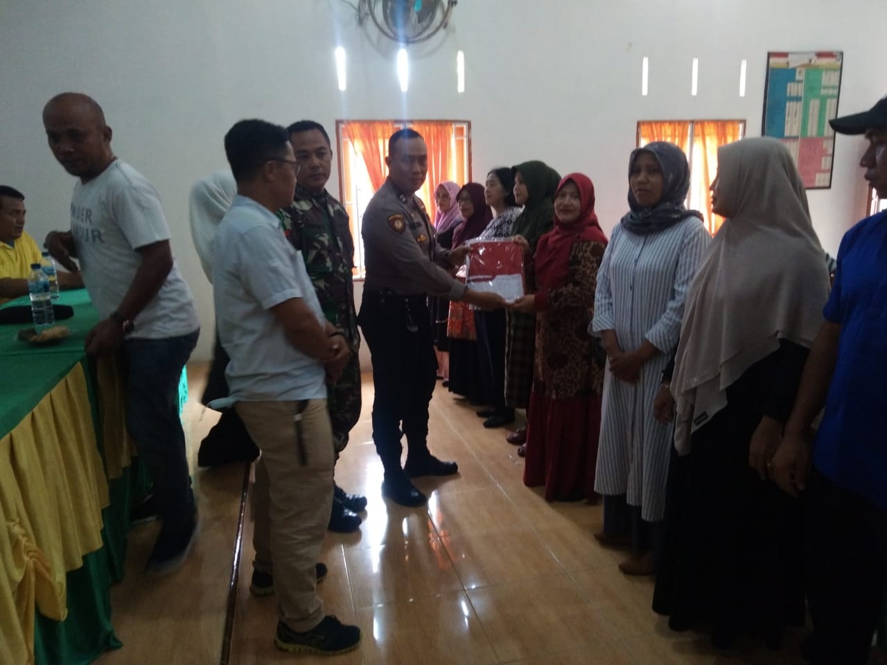 Polsek Prapat Janji Bersama Forkompimcam Penyerahan 50 Helai Bendera Merah Putih Kepada Warga Kecamatan Setia Janji