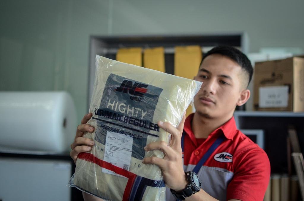 JNE Jelaskan soal Temuan Beras Bansos Membusuk Dikubur di Depok