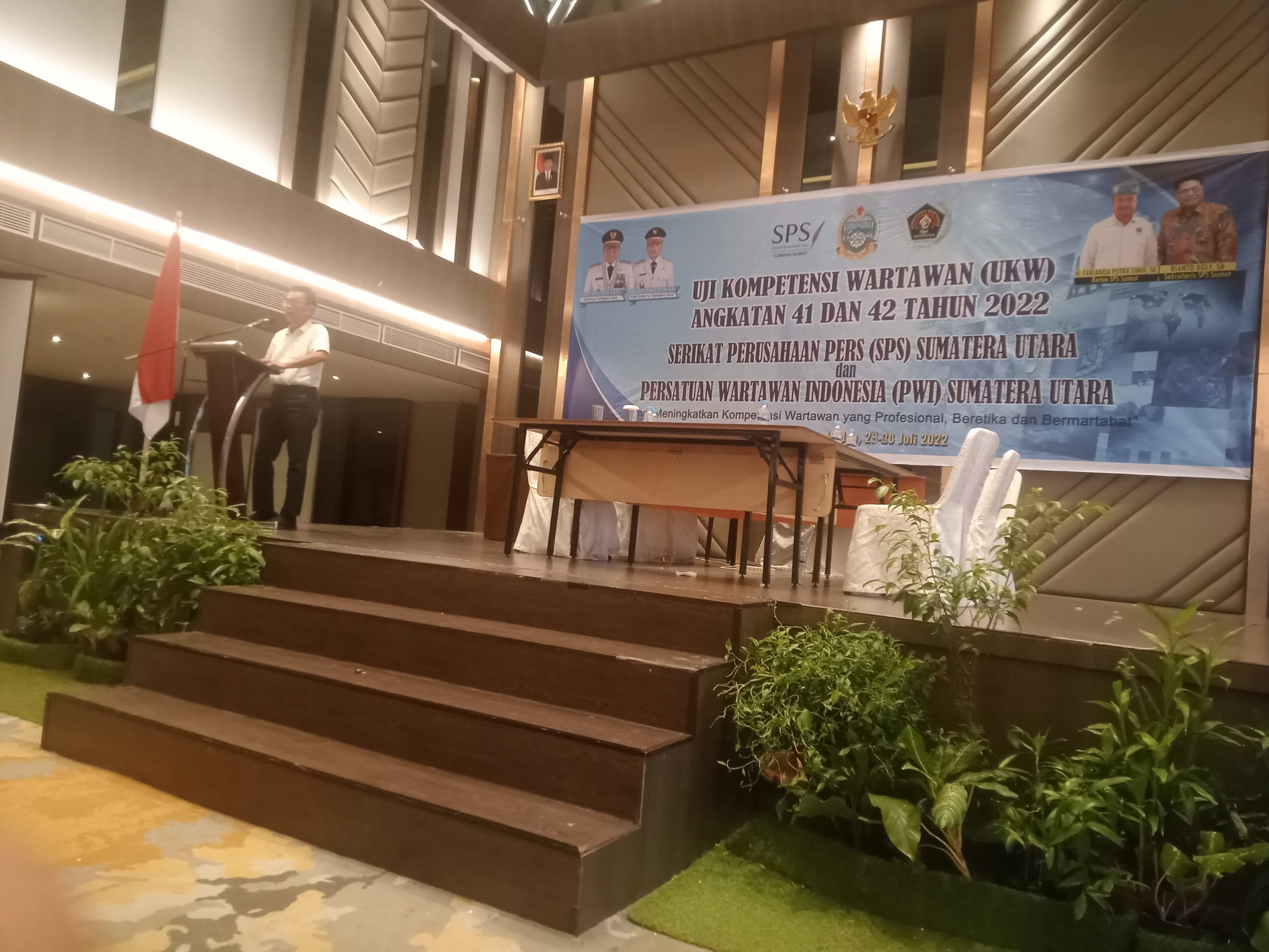 UKW Angkatan 41 -42 Resmi Ditutup, Dari 60 Peserta Dinyatakan 48 Kompeten, Ini Kata Direktur UKW Rajab Ritonga