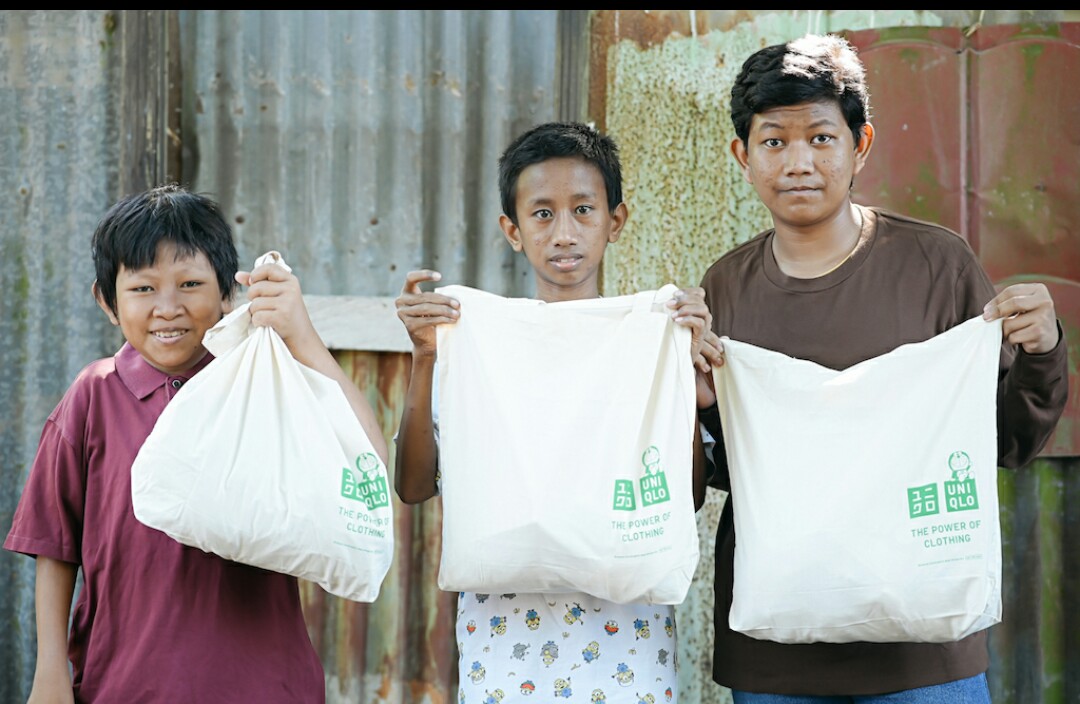 Kumpulkan 5,000 Pakaian Layak Pakai, UNIQLO Distribusikan Hasil Donasi Pelanggan di Program RE.UNIQLO ke Indonesia Timur