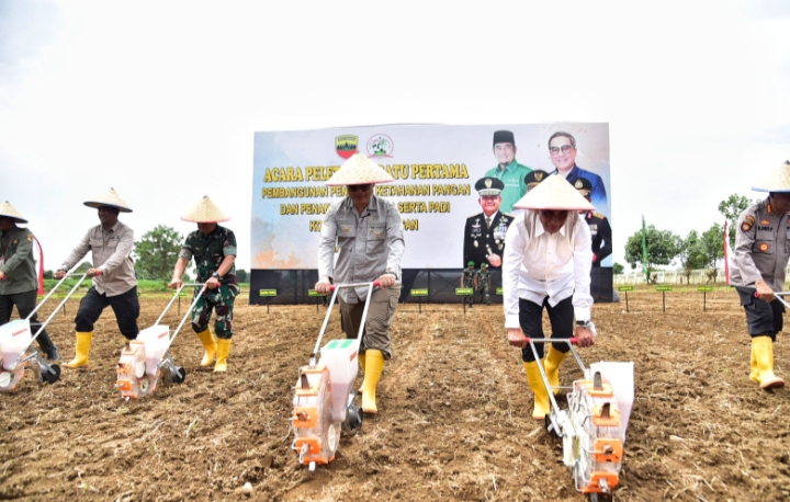 Tanam Jagung Bersama Wamen Pertanian, Edy Rahmayadi Sebut Kolaborasi Penting Wujudkan Kedaulatan Pangan