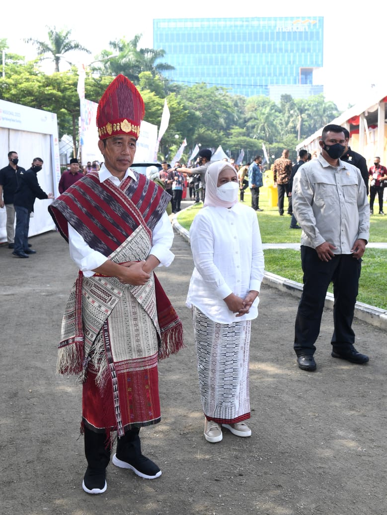 Tiba di Lapangan Merdeka Medan, Presiden Jokowi dan Ibu Iriana Disambut Tradisi Adat Batak Toba