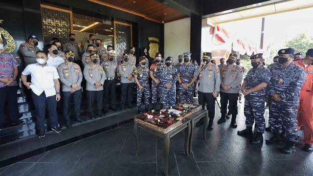 Kejutan HUT Bhayangkara ke 76 tahun, Prajurit TNI AL dari berbagai Kesatuan Berikan Ucapan pada Kapolda Jatim Irjen Pol Nico