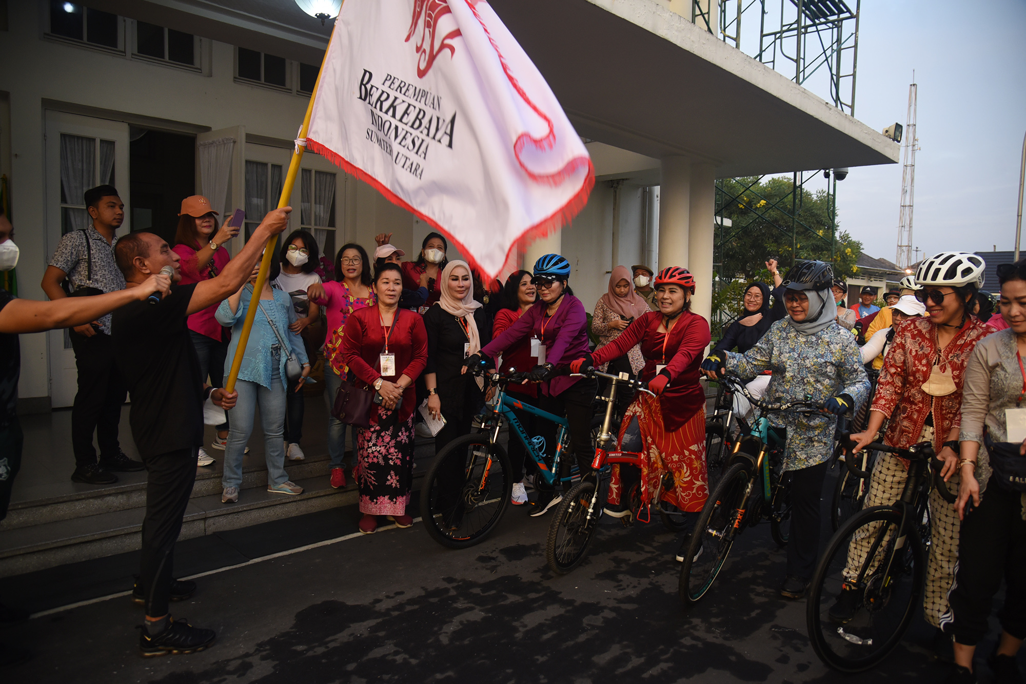 Pakai Kebaya, Puluhan Perempuan Gowes Keliling Kota Medan