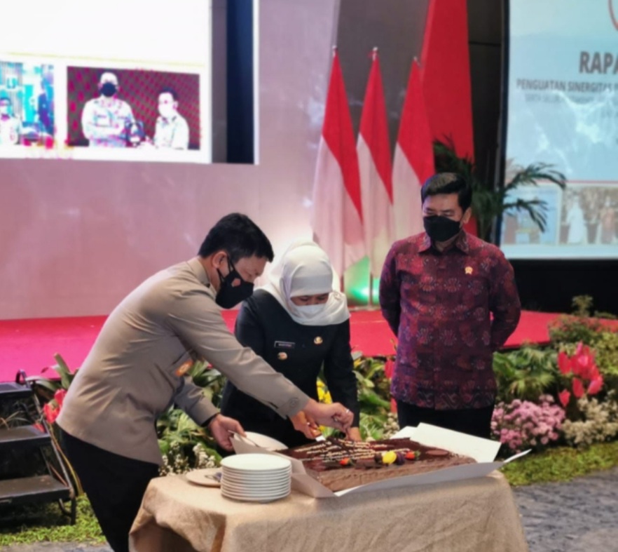 Rakor GTR Agraria, Kapolda Jatim Dapat Kejutan Kue Tart dan Tumpeng HUT Bhayangkara-76 dari Gubernur Jatim