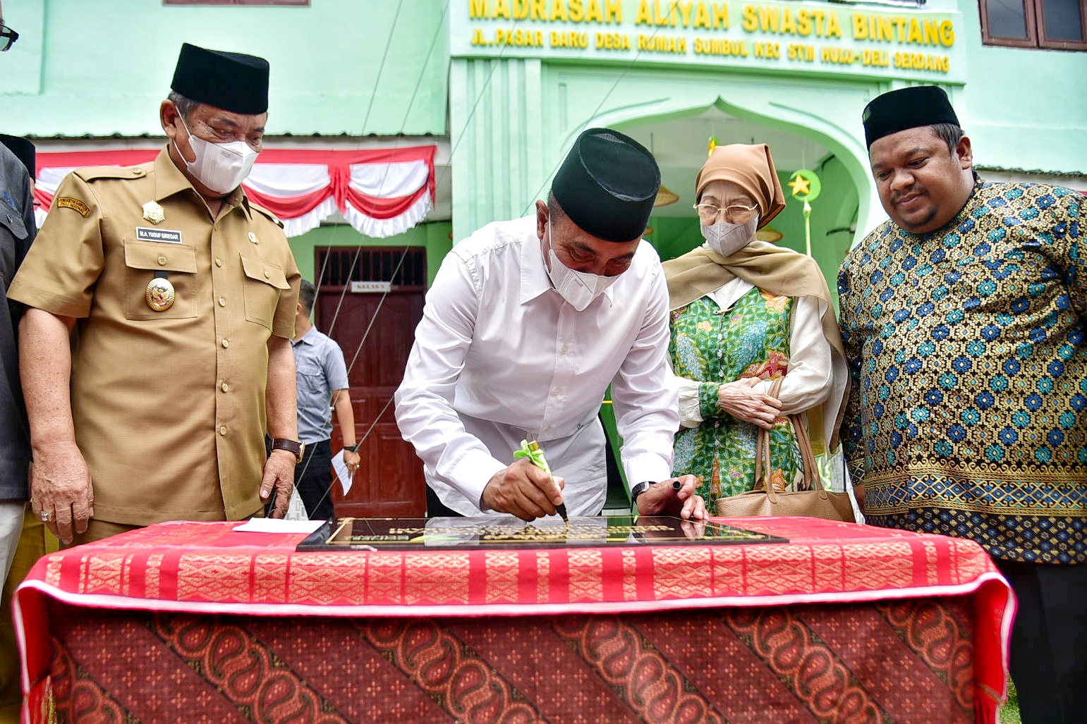 Resmikan Gedung Madrasah di STM Hulu,  Edy Rahmayadi Akan Bantu Keperluan Sekolah