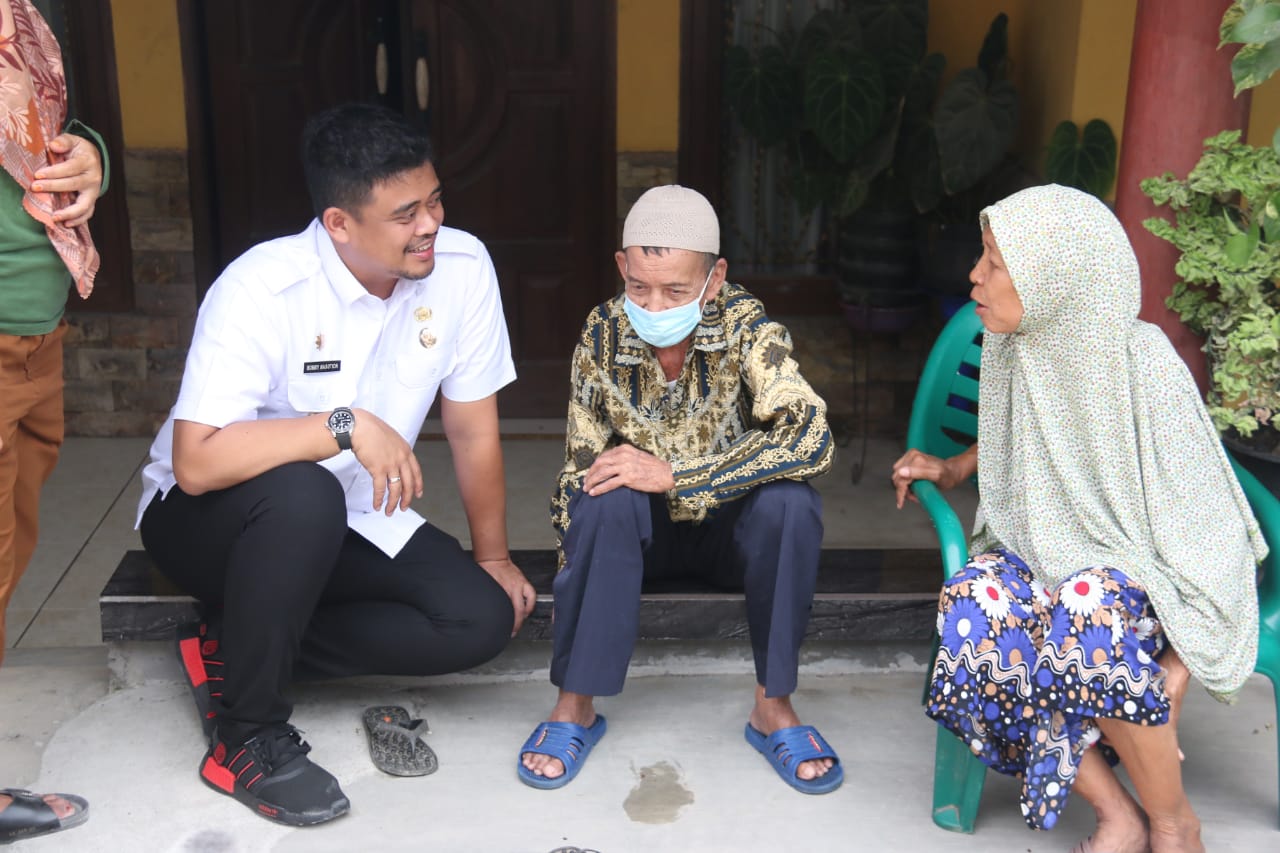 Rumahnya Diperbaiki, Misnah Menyampaikan Rasa Terimakasih Kepada Bobby Nasution Dengan Berlinang Air Mata