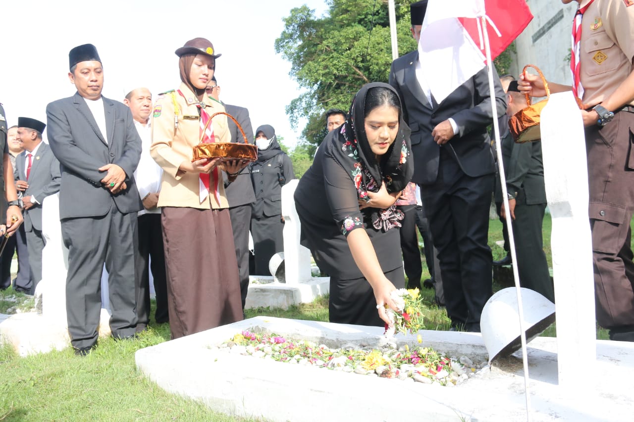 HUT Kota Medan Ke 432 Tahun, Wali Kota Medan Bersama Ketua TP PKK Kota Medan Berziarah Ke Taman Makam Pahlawan Bukit Barisan