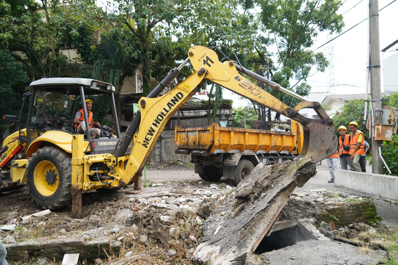 Benahi Infrastruktur, Dinas PU Berkolaborasi dengan Satpol PP Tertibkan Kolam Ikan dan Bangunan di Drainase Jalan Perpustakaan