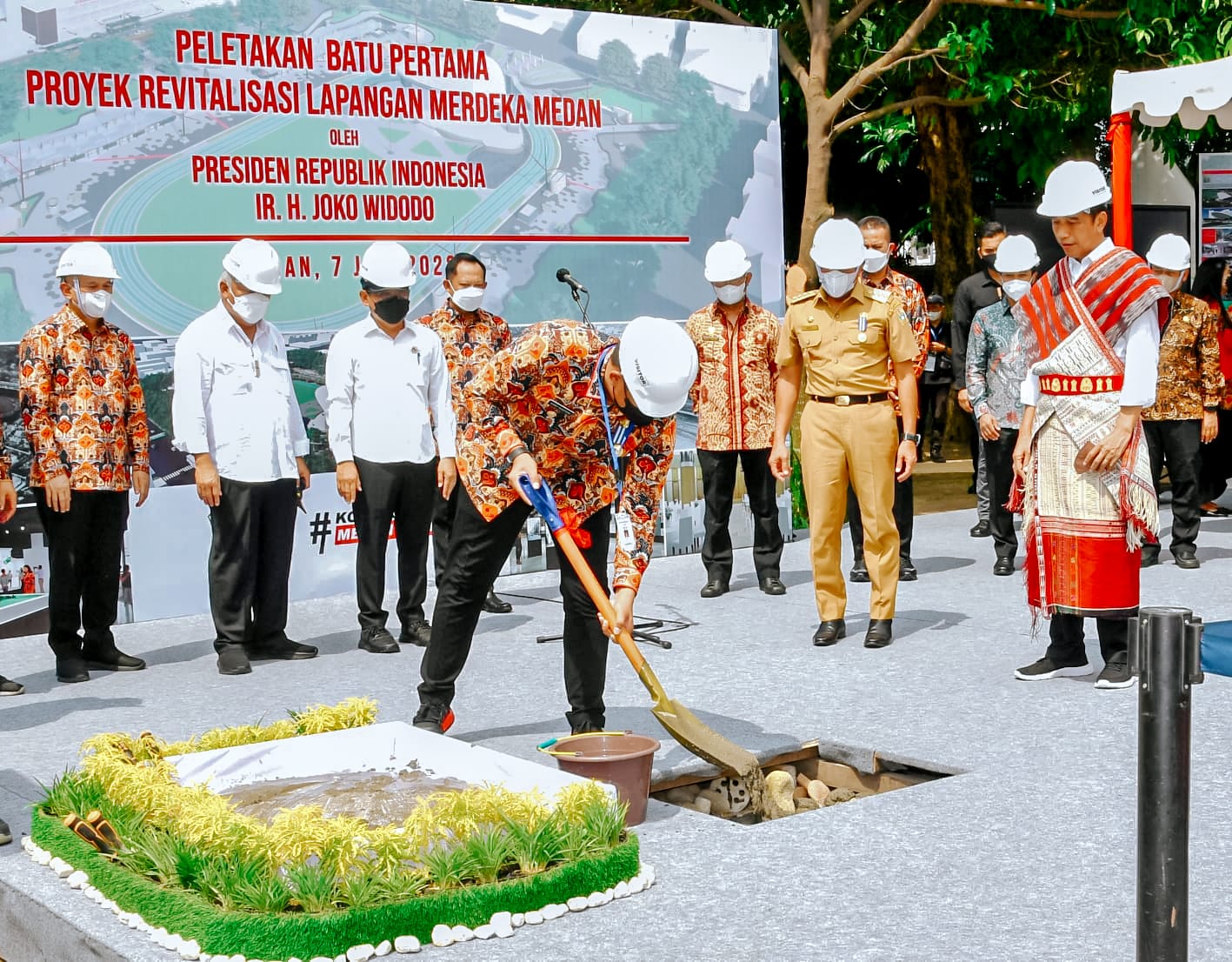 Bobby Nasution Dampingi Presiden RI Letakkan Batu Pertama Pencanangan Revitalisasi Lapangan Merdeka Medan