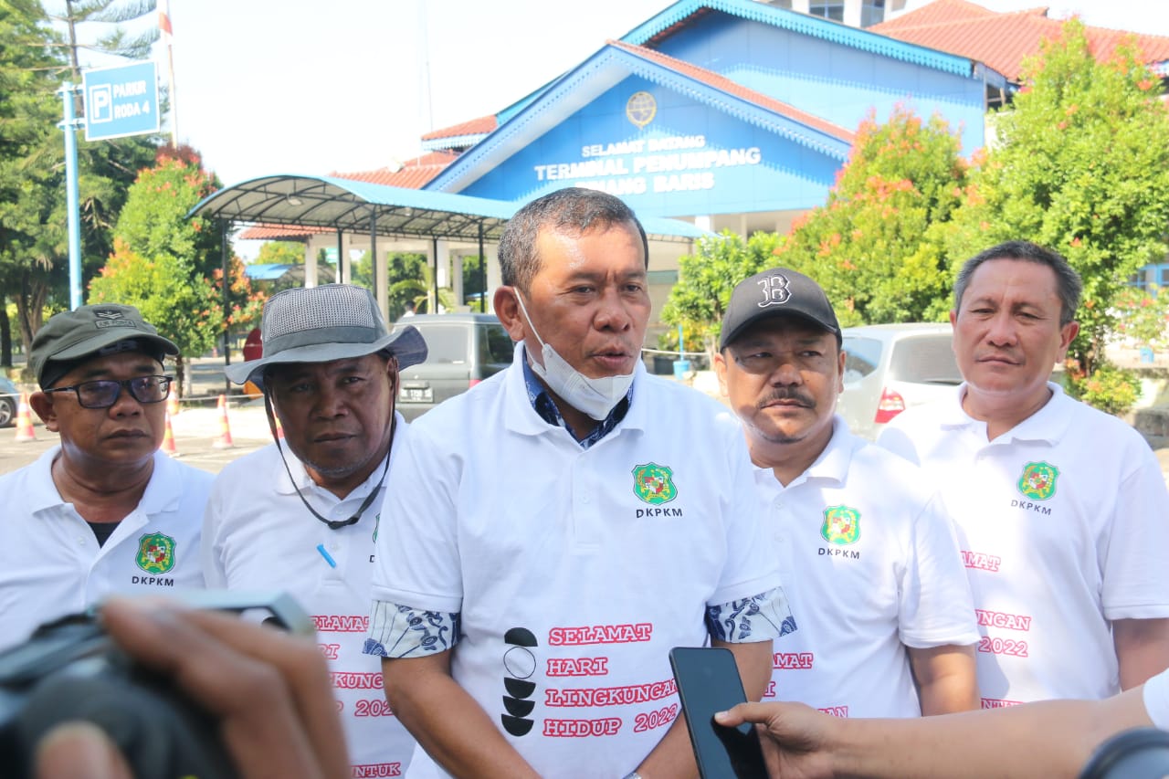 Peringati Hari Lingkungan Hidup, Dinas Kebersihan dan Pertamanan Gelar Aksi Bersih dan Penanaman Bibit Pohon Di Terminal A Pinang Baris