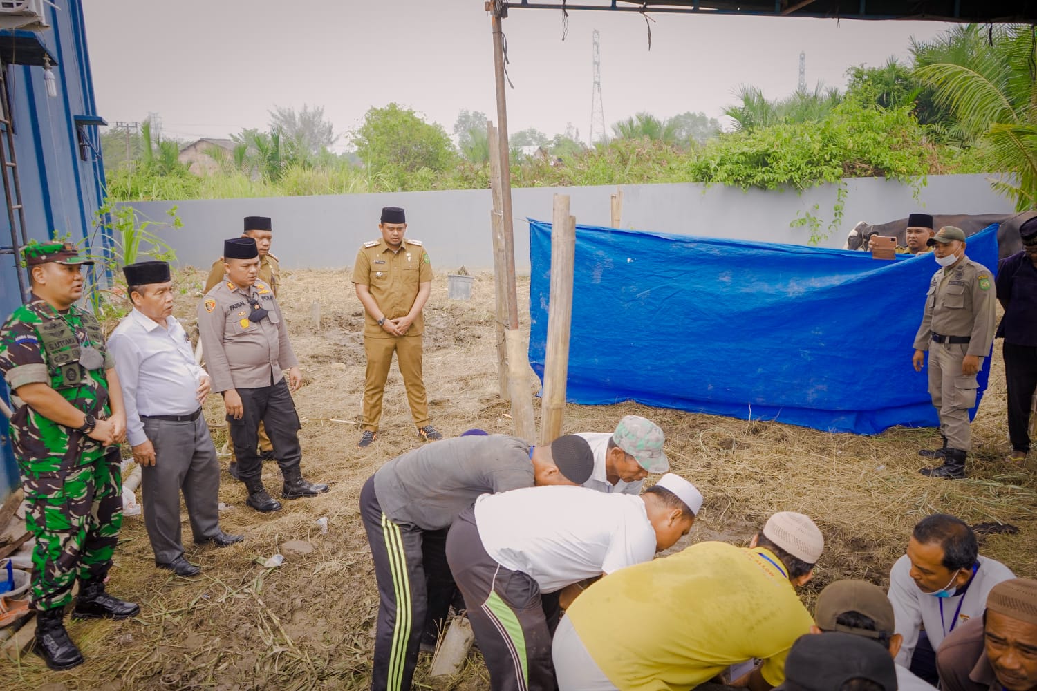 Bobby Nasution & Keluarga Kurban 3 Ekor Sapi Di Masjid Jamiâ€™ Hanifah