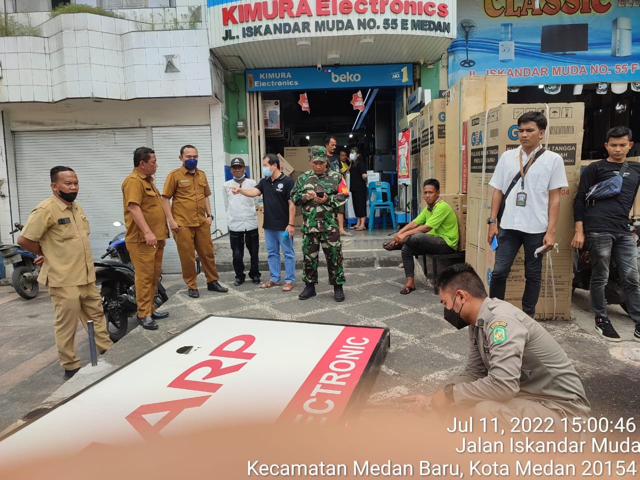 Pemko Medan Tertibkan Reklame Bermasalah Di Wilayah Kec. Medan Baru