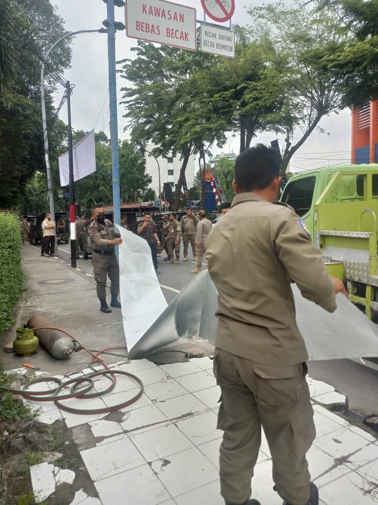 Salahi Aturan, Satpol PP Â Medan Â Bongkar Reklame di Jalan Imam Bonjol
