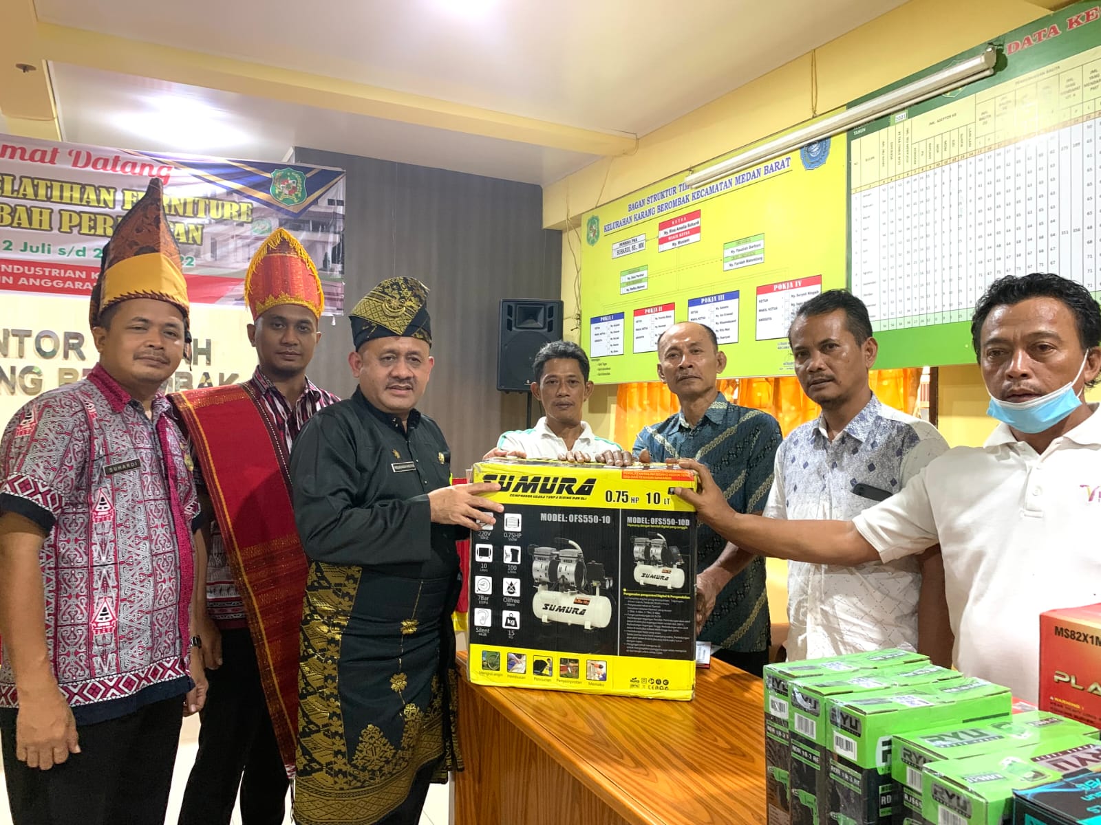 Usai Pelatihan Furniture, Dinas Perindustrian Hibahkan Peralatan Kerja pada KUBe Karya Jaya Kelurahan Karang Berombak