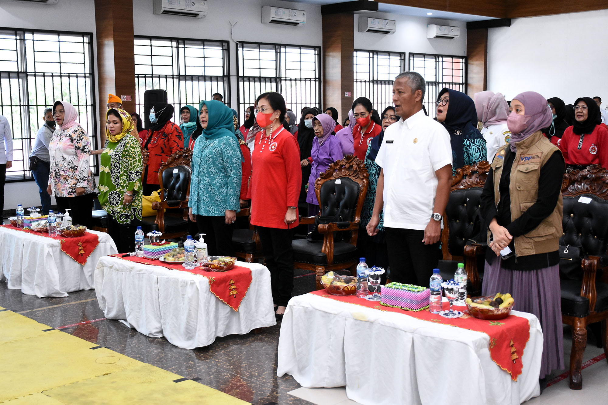 Nawal Lubis Bersama KB WCP Sumut Serahkan  Bantuan kepada Perempuan Kepala Keluarga