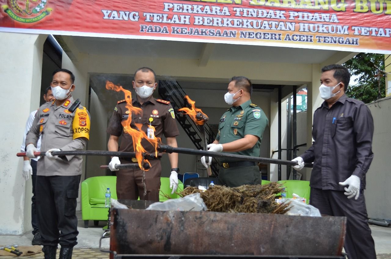 Kejaksaan Negri Aceh Tengah Musnahkan Barang Bukti Narkotika dan Miras