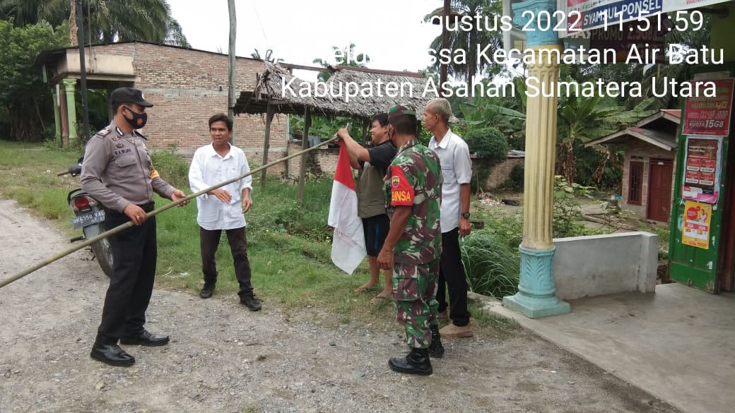 Sambut HUT RI ke 77, Bhabinkamtibmas Polsek Air Batu Polres Asahan Ajak Warga Pasang Bendera Merah Putih