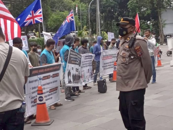 Polrestabes Medan Kawal Unras Pengungsi Afganistan di Jalan Imam Bonjol