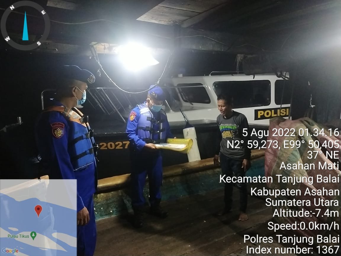 Satpolair Polres Tanjungbalai Menghentikan Kapal Nelayan KM. Untung Guna Dilakukan Pemeriksaan