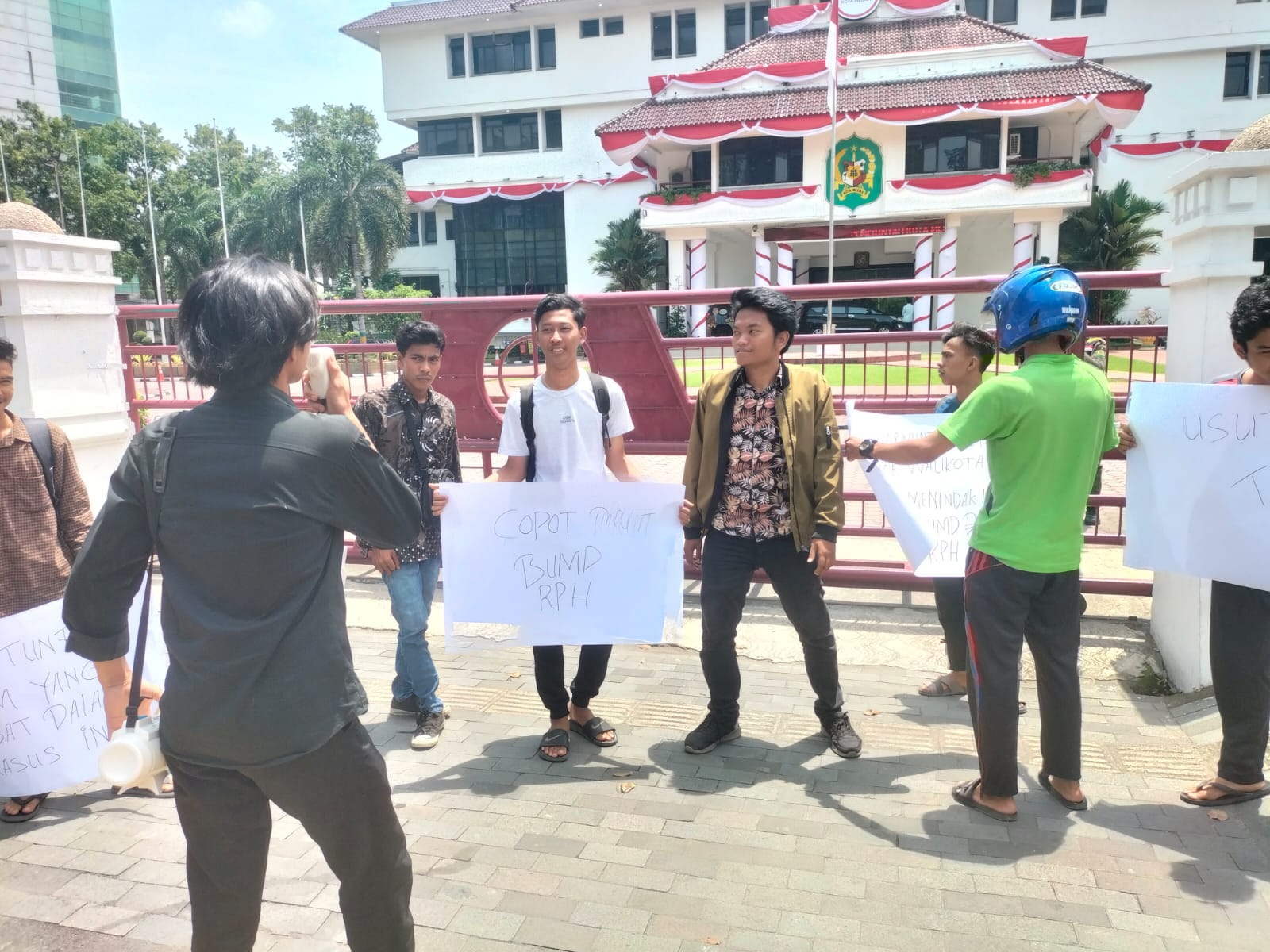 Tak Mampu Gaji Karyawan, KALAMSU Demo Kantor Walikota Minta Dirut RPH Medan Dicopot
