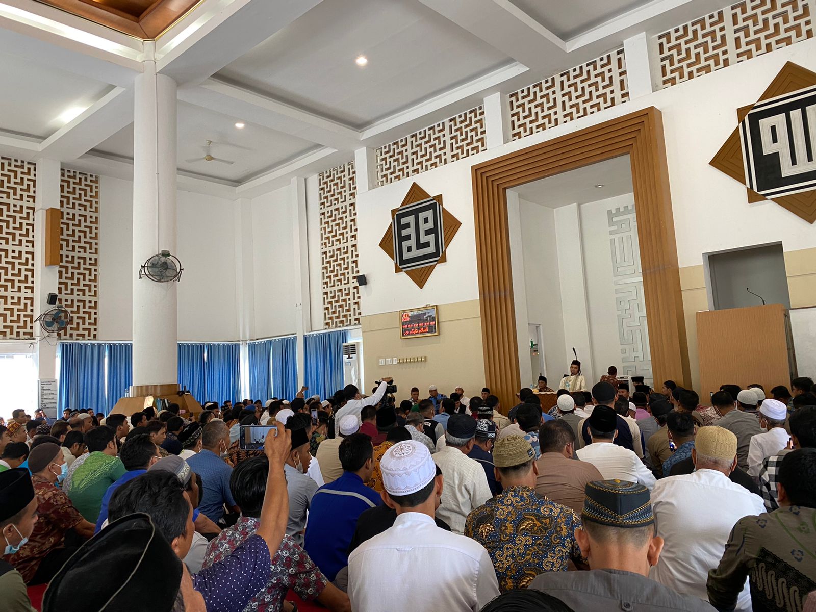 Personil Polresta Deli Serdang Laksanakan Pengamanan giat kajian rutin bulanan Masjid Al-Mutaqim yang dihadiri Ustadz Abdul Somad