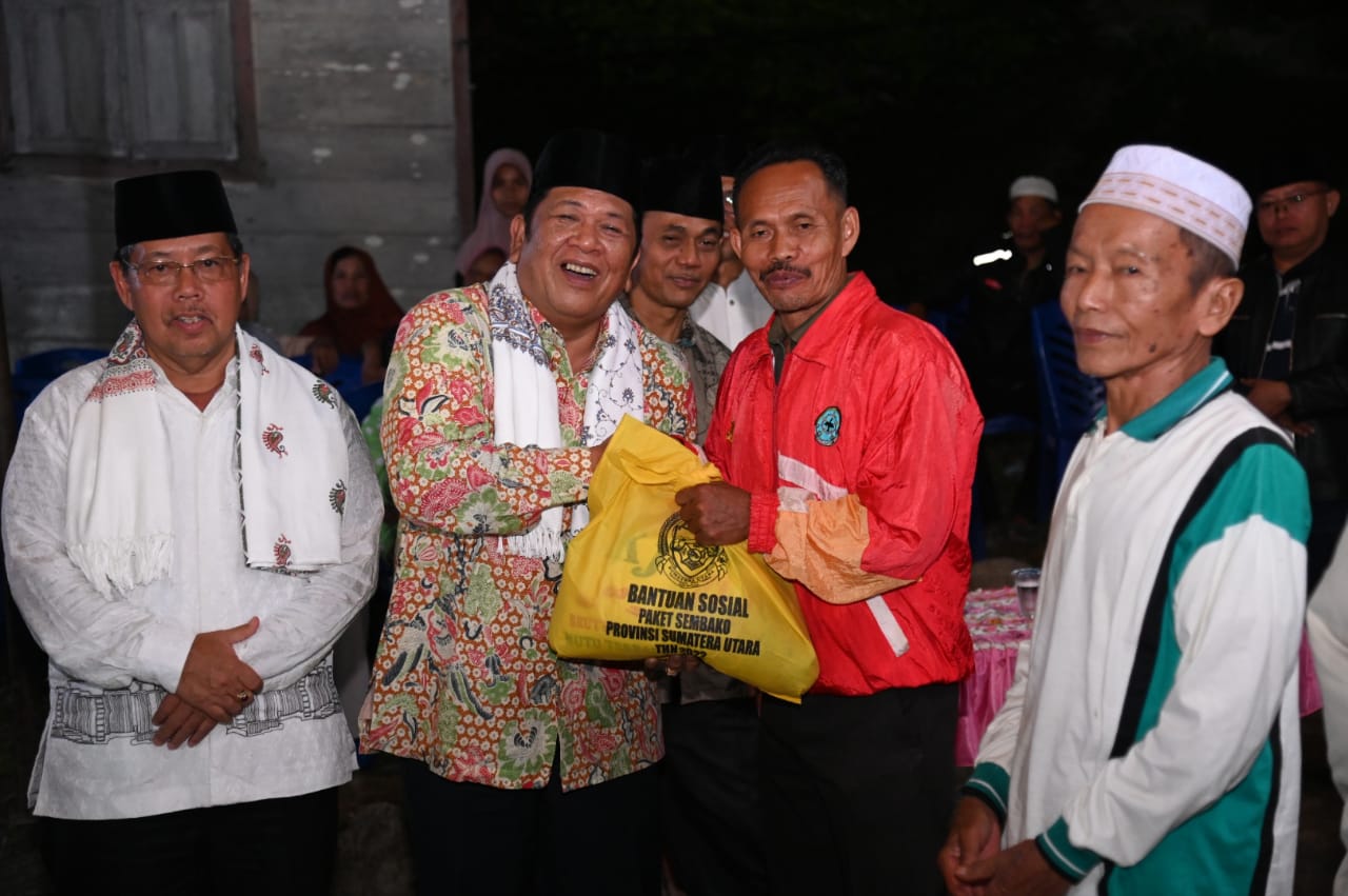 Walikota PSP Irsan Efendi Nasution Bagikan Sembako 800 Paket Kepada Masyarakat Desa Siloting
