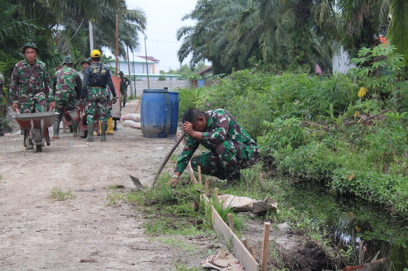 Satgas TMMD Terus Berjuang, Pakde Prahara Apresiasi TNI di Semenisasi Jalan Bunga Tombak