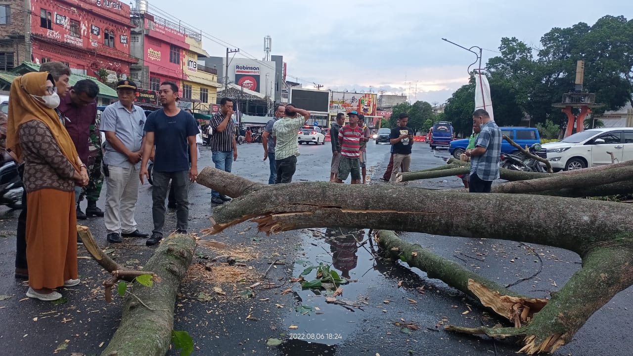 Pematang SianÈ›ar di Terpa Hujan Deras dan Angin kencang Pohon dan Baliho BerTumbangan.