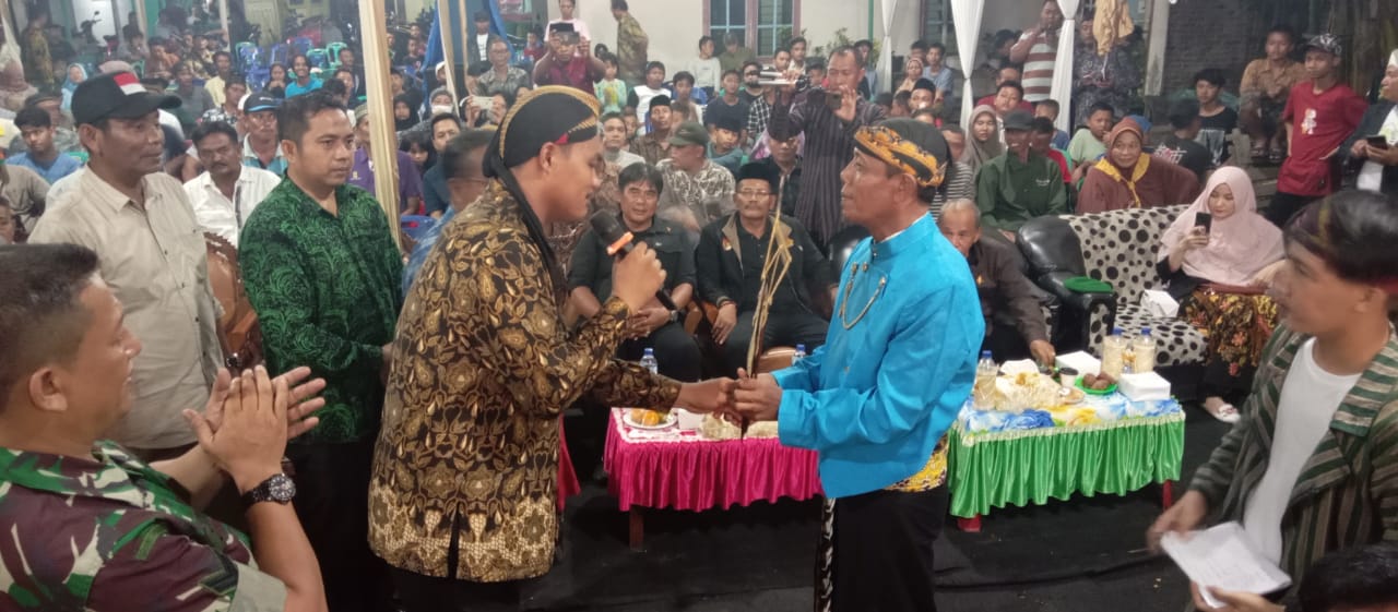 M Arifin Kades Samtim Serahkan Wayang Kulit Kepada Ki Joko Dengan Lakon 