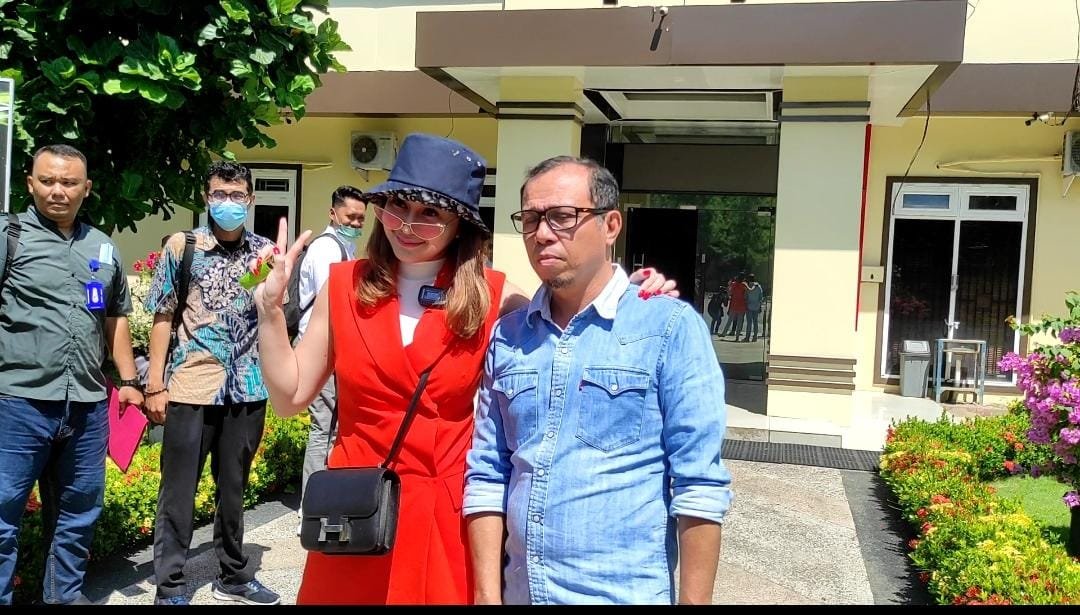 Selebgram Denise Chariesta Penuhi Panggilan Direktorat Dit Reskrimsus Polda Sumut