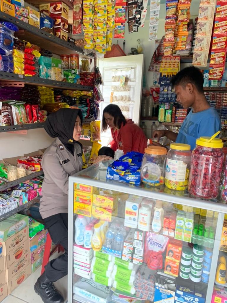 Bhabinkamtimas Polsek Kota Kisaran Polres Asahan Briptu Linda Siregar Monitoring Kelangkaan Minyak Goreng di Grosir